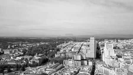 Téléchargez les photos : Madrid, Espagne. Vue aérienne du centre-ville. Bâtiments et principaux monuments par une journée ensoleillée. - en image libre de droit