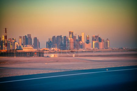 Téléchargez les photos : Horizon du lever du soleil à Doha depuis la piste de l'aéroport de Hamad, Qatar - en image libre de droit