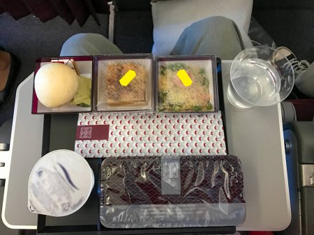 Foto de Bandeja de servicio de almuerzo de buen gusto durante el vuelo del avión. - Imagen libre de derechos
