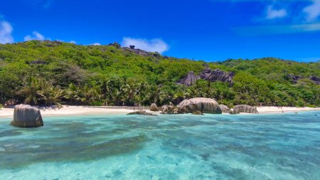 Téléchargez les photos : Anse Source Argent, La Digue. Vue aérienne incroyable depuis un drone par une belle journée ensoleillée - Îles Seychelles - en image libre de droit