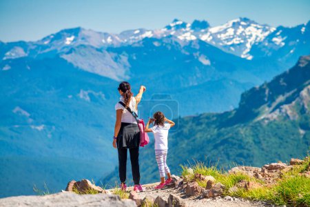 Foto de Mujer con su hija a lo largo de un sendero de montaña en temporada de verano, vista trasera - Imagen libre de derechos