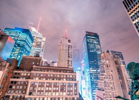 Téléchargez les photos : Lumières nocturnes de New York. Les gratte-ciel de Manhattan - en image libre de droit