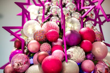 Téléchargez les photos : Boules de Noël violettes sur l'arbre. Branches et ornements de sapin frais. - en image libre de droit