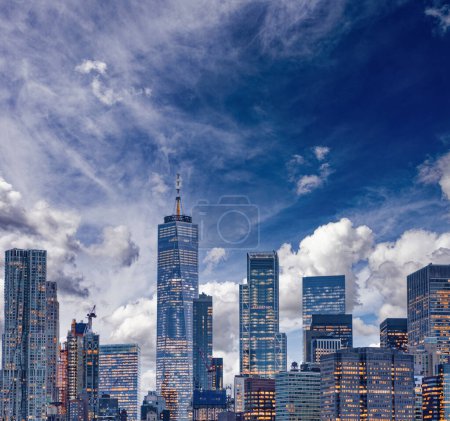 Foto de Nueva York al atardecer. Vista panorámica del centro de Manhattan desde el agua. - Imagen libre de derechos