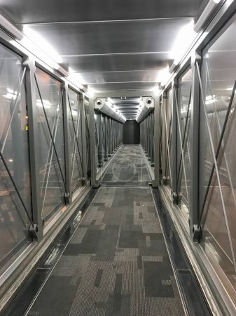 Téléchargez les photos : Couloir vide menant à l'entrée de l'aéronef. - en image libre de droit