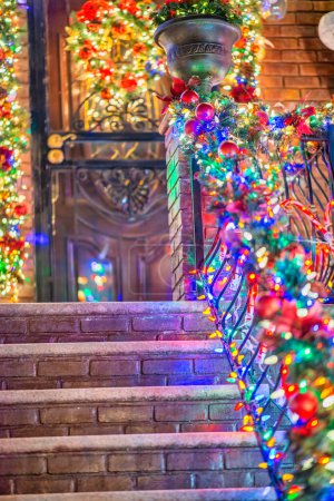 Foto de Casa decoraciones exteriores y luces para vacaciones de Navidad. - Imagen libre de derechos