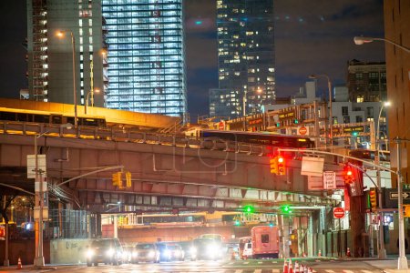 Foto de Ciudad de Nueva York - 3 de diciembre de 2018: Lincoln Tunnel Expressway entry with city traffic and buildings at night. - Imagen libre de derechos