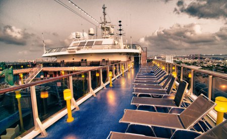 Téléchargez les photos : Détail extérieur d'un navire de croisière au coucher du soleil, Caraïbes - en image libre de droit