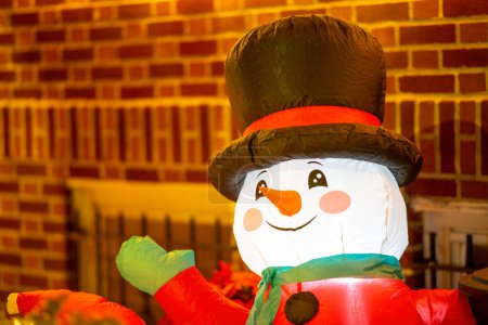 Téléchargez les photos : Décoration bonhomme de neige de Noël devant une maison. - en image libre de droit