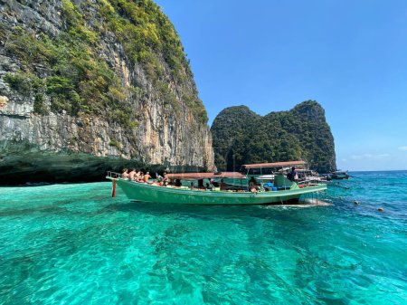Foto de Phi Phi Island, Tailandia - 24 de diciembre de 2019: Tour turístico con un bote de cola larga. - Imagen libre de derechos