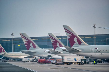 Foto de Doha, Qatar - 17 de septiembre de 2018: Aviones en la pista del aeropuerto internacional de Hamad. - Imagen libre de derechos
