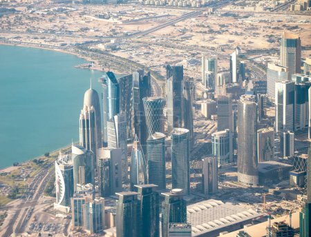 Foto de Vista aérea del horizonte de Doha desde el avión. Corniche y edificios modernos, Qatar. - Imagen libre de derechos