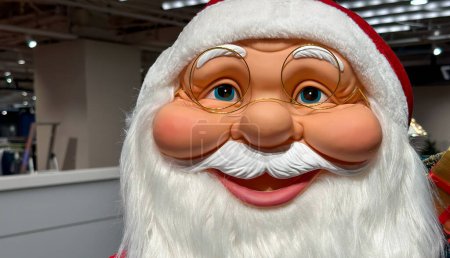 Foto de Santa marioneta en una tienda para las vacaciones de Navidad. - Imagen libre de derechos