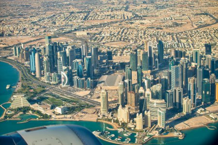 Foto de Doha, Qatar - 12 de diciembre de 2016: Vista aérea del horizonte de la ciudad desde un avión volador sobre la capital de Qatar. - Imagen libre de derechos