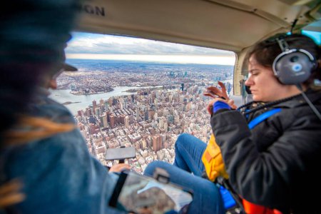 Foto de Nueva York, NY - 3 de diciembre de 2018: Turistas dentro del helicóptero para una gira por Manhattan. - Imagen libre de derechos