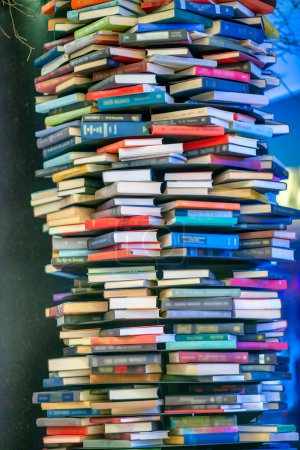 Téléchargez les photos : Empilement de vieux livres dans une librairie, vue latérale de nombreux livres. Concept éducatif. - en image libre de droit