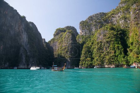 Foto de Phi Phi Island, Tailandia - 24 de diciembre de 2019: Tour turístico con un bote de cola larga. - Imagen libre de derechos
