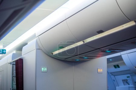 Foto de Techo de un interior de avión moderno. - Imagen libre de derechos