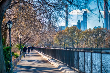 Téléchargez les photos : New York, NY - 7 décembre 2018 : Coureurs le long de la promenade Central Park le long du lac par une belle matinée d'hiver. - en image libre de droit
