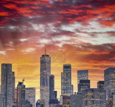 Foto de Nueva York al atardecer. Vista panorámica del centro de Manhattan desde el agua. - Imagen libre de derechos