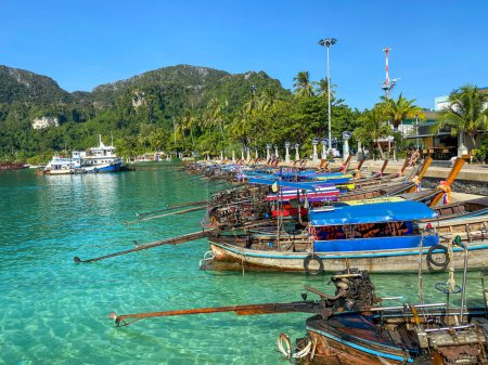 Foto de Phi Phi Don, Tailandia - 24 de diciembre de 2019: Barcos de cola larga en el puerto de Phi Phi Island en un día soleado y caluroso. - Imagen libre de derechos