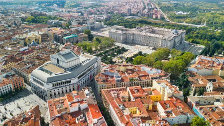 Téléchargez les photos : Madrid, Espagne - 29 octobre 2022 : Vue aérienne du centre-ville. Bâtiments et principaux monuments par une journée ensoleillée. - en image libre de droit