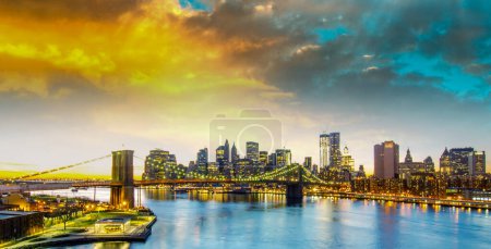 Téléchargez les photos : Brooklyn Bridge et le Lower Manhattan au coucher du soleil à New York
. - en image libre de droit