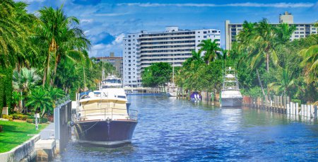 Foto de Fort Lauderdale, Florida - 29 de febrero de 2016: Hermosa vista de los canales de la ciudad con barcos y edificios en un día soleado de invierno - Imagen libre de derechos