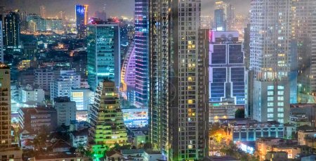 Foto de Vista aérea del horizonte de la ciudad por la noche en Bangkok, Tailandia - Imagen libre de derechos