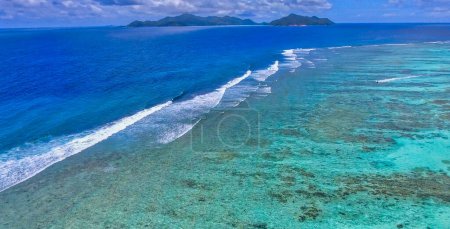 Foto de Coral Reef de drone. Playa de Seychelles y rocas en un día soleado. - Imagen libre de derechos