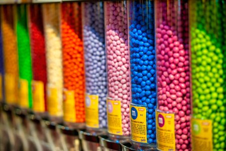 Foto de Nueva York, NY - 30 de noviembre de 2018: MMs tienda en Manhattan con dulces de colores. - Imagen libre de derechos