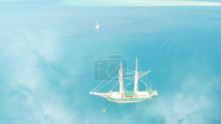 Téléchargez les photos : Voilier navigue dans une mer cristalline magnifique, vue aérienne depuis drone. - en image libre de droit