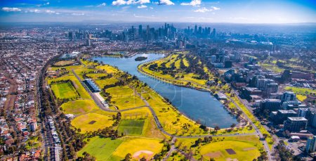Foto de Melbourne, Australia. Línea aérea de la ciudad desde el helicóptero. Rascacielos, parque y lago - Imagen libre de derechos