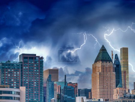 Téléchargez les photos : Tempête et éclairs sur les gratte-ciel de Manhattan, New York. - en image libre de droit