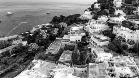 Foto de Vista aérea de las casas de Capri y paisaje urbano al atardecer de verano, Campania - Imagen libre de derechos
