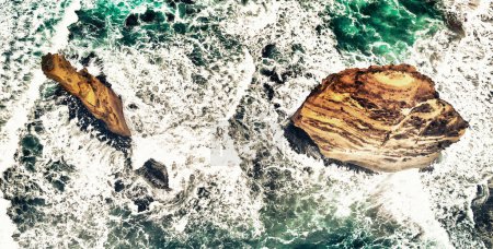 Téléchargez les photos : Vue aérienne imprenable sur le littoral des Douze Apôtres par temps couvert, Australie - en image libre de droit