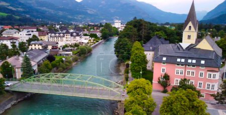 Téléchargez les photos : Vue aérienne de Lienz depuis un drone la nuit, Autriche - en image libre de droit