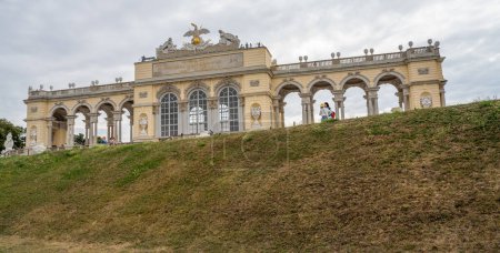 Téléchargez les photos : Vienne, Autriche - 20 août 2022 : Touristes au château Schoenbrunn près du bâtiment Gloriette Cafe. - en image libre de droit