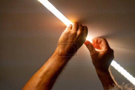 Umzug in ein neues Haus. Installation von Diodenbeleuchtung, wie man LED-Streifen für die Beleuchtung richtig in die Aluminiumstange einbaut.