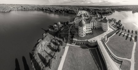 Téléchargez les photos : Vue aérienne panoramique du château de Moritzburg par temps clair et ensoleillé, Saxe Allemagne - en image libre de droit