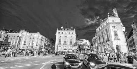 Foto de LONDRES, Reino Unido - 3 de julio de 2015: Tráfico urbano nocturno en Piccadilly Circus - Imagen libre de derechos