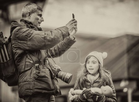 Foto de Ocupados fotógrafos en la ciudad con su hija, Combinando negocios y familia - Imagen libre de derechos