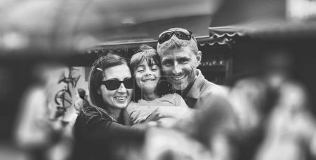 Foto de Madre, padre e hija felices visitando Londres. - Imagen libre de derechos