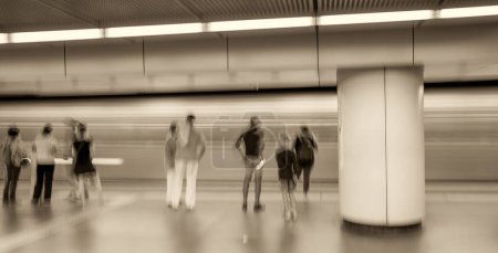Foto de Movimiento borroso de personas dentro de una estación de metro. Concepto de negocios y viajes. - Imagen libre de derechos