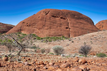 Téléchargez les photos : Montagnes de l'Outback australien sous un ciel bleu - Territoire du Nord, Australie. - en image libre de droit
