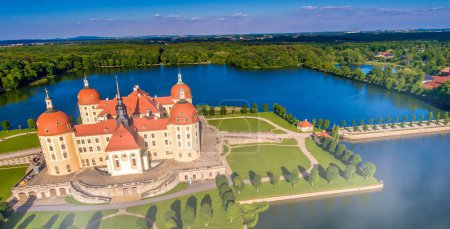 Téléchargez les photos : Château de Moritzburg vue aérienne depuis drone, Allemagne - en image libre de droit