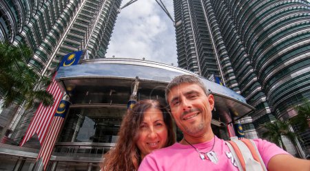 Foto de Selfie de una feliz pareja caucásica de vacaciones en Kuala Lumpur, Malasia. - Imagen libre de derechos