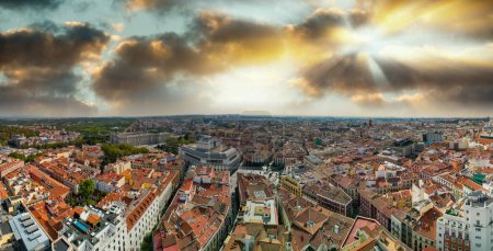 Téléchargez les photos : Incroyable vue aérienne panoramique du centre-ville et des points de repère au coucher du soleil, Madrid. - en image libre de droit