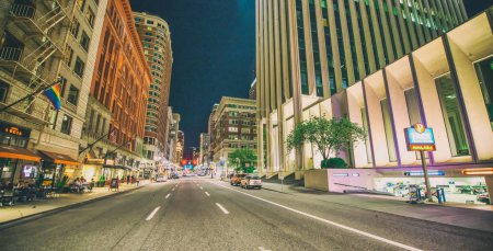 Foto de PORTLAND, OR - 18 de agosto de 2017: Calles y edificios de la ciudad por la noche - Imagen libre de derechos