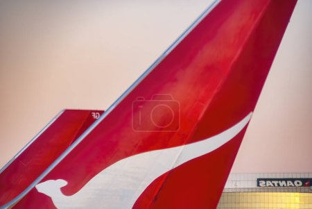 Photo pour Ayers Rock, Australie - 25 août 2009 : Avions Qantas le long de la piste de l'aéroport. - image libre de droit